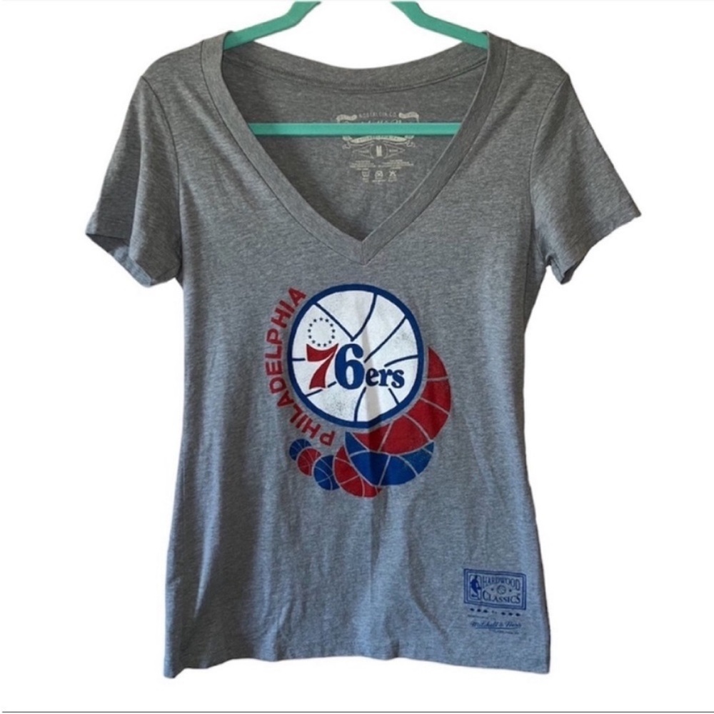Mitchell & Ness Hardwood Classics Gray Philadelphia 76ers V Neck Tee Medium